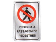 Placa Proibida a passagem de pedestres 16x25cm (plastico)